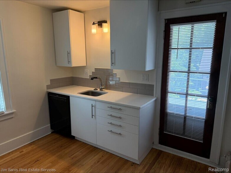 Building Photo - 851 Saint Clair Ave