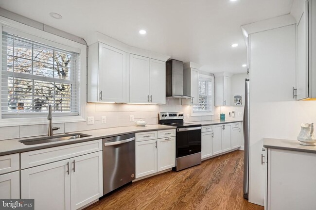 Building Photo - Gorgeous, Sun-lit,Townhouse in Alexandria