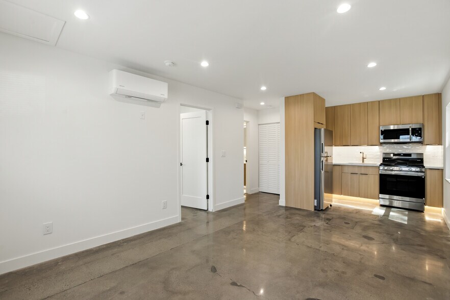 Building Photo - 7314 Fallbrook Ave