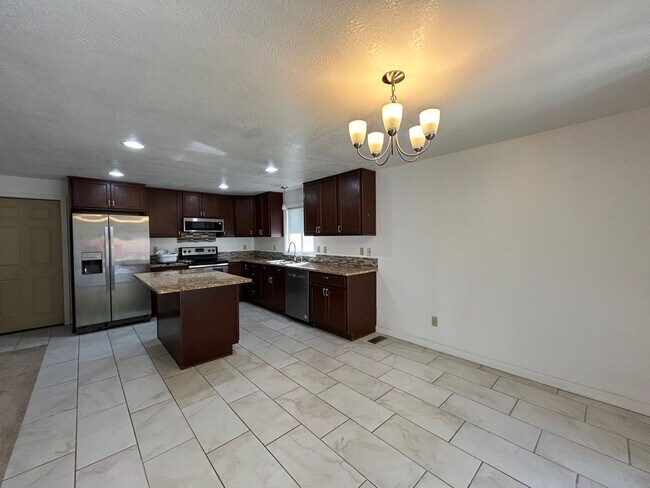 Building Photo - 4 Bedroom / 2 Bathroom Home in SW Redmond