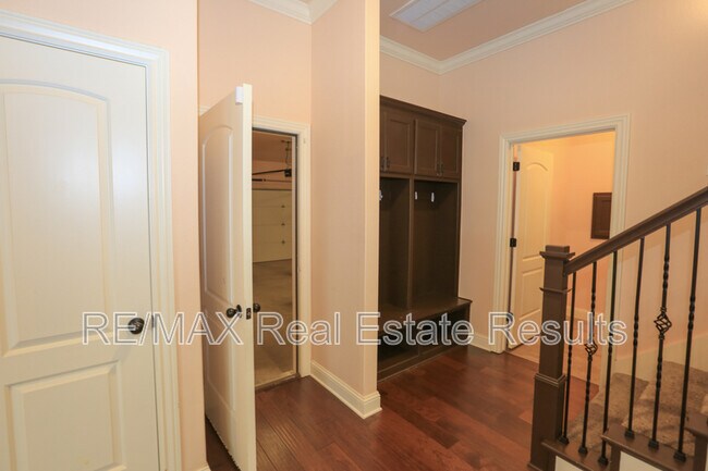 Building Photo - 2202 SW Tupelo Ave