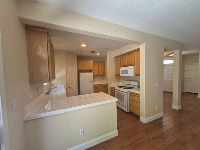 Building Photo - 5343 Dunlay Dr