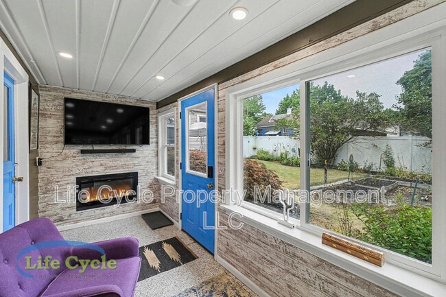 Building Photo - 2052 Collingwood Ave SW