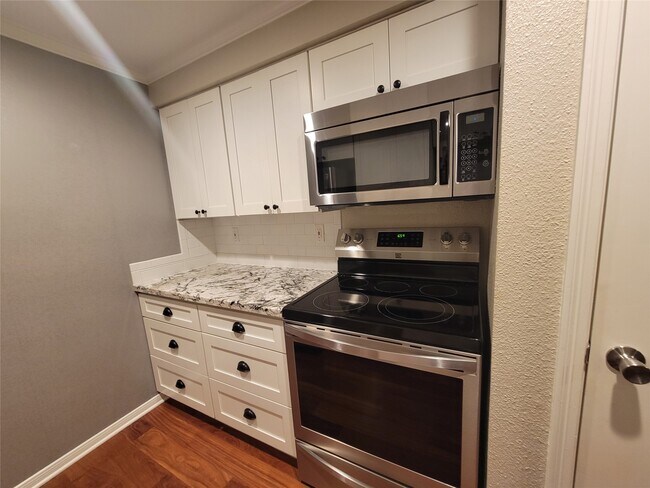 Building Photo - 5711 Sugar Hill Dr