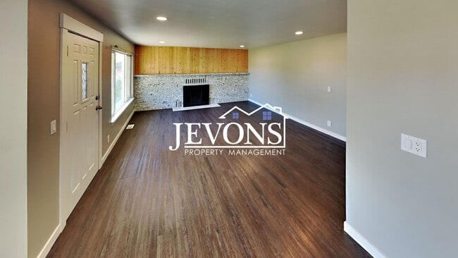 Building Photo - Near Randall Park - Charming home with two kitchens and washer/dryer included!