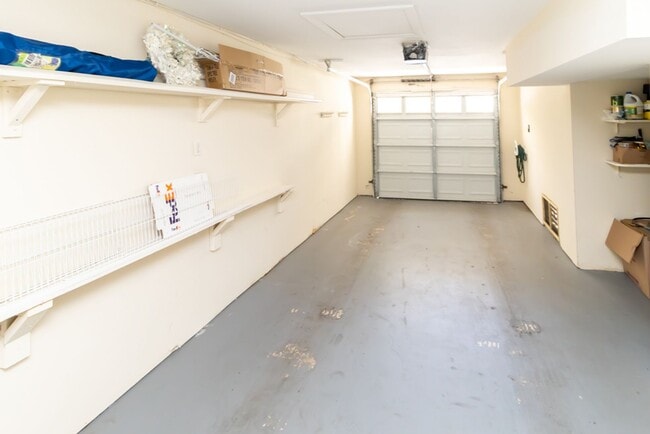 Building Photo - Lovely Townhome Available In Yacht Cove