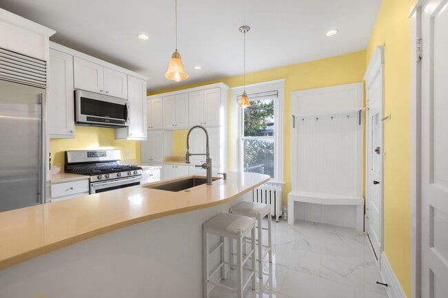 Building Photo - 331 Granby Rd