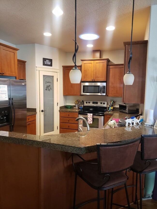 Building Photo - Charming & Comfortable Home