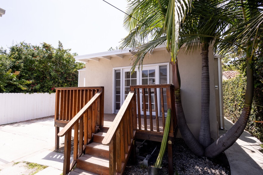 Building Photo - 446 S La Peer Dr
