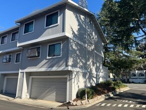 Building Photo - Beautiful 3 bed 2.5 bath Townhouse in Campbell with AC. This is a must see.