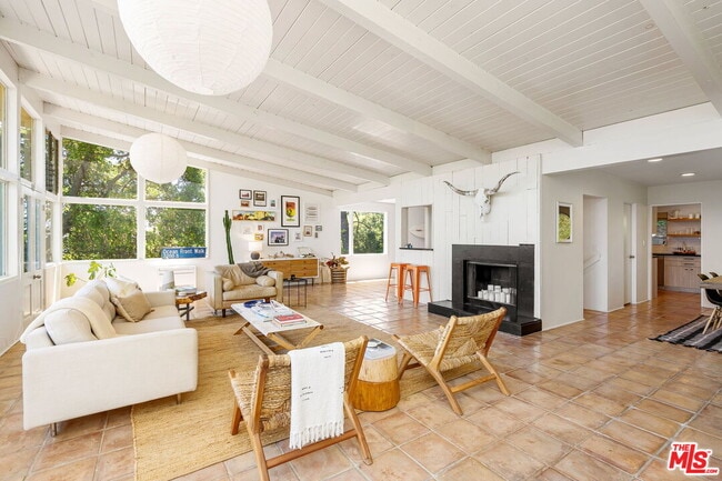 Building Photo - 19783 Valley View Dr