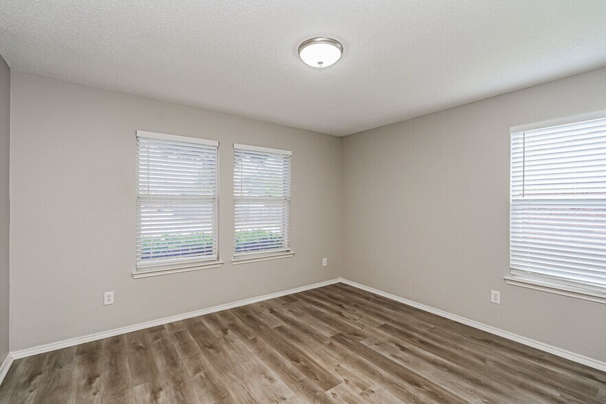 Building Photo - 2036 Silverado Dr