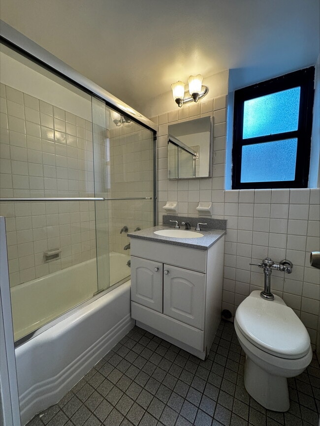 Building Photo - 140 E 56th St