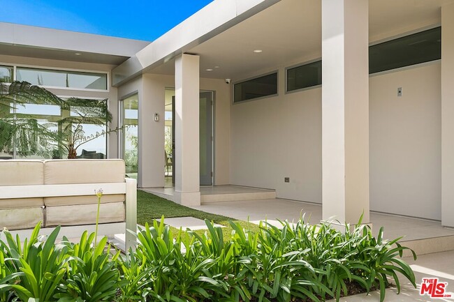 Building Photo - 2189 Summitridge Dr