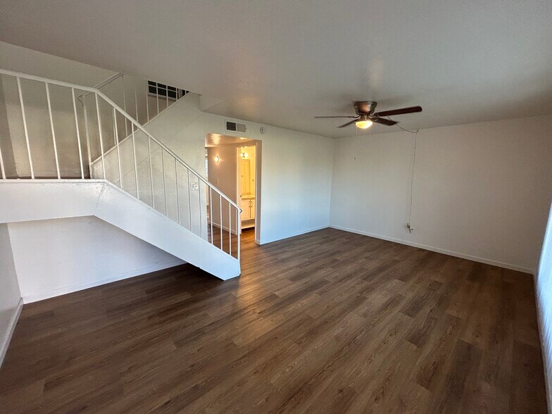 Building Photo - 4740 W Rose Ln