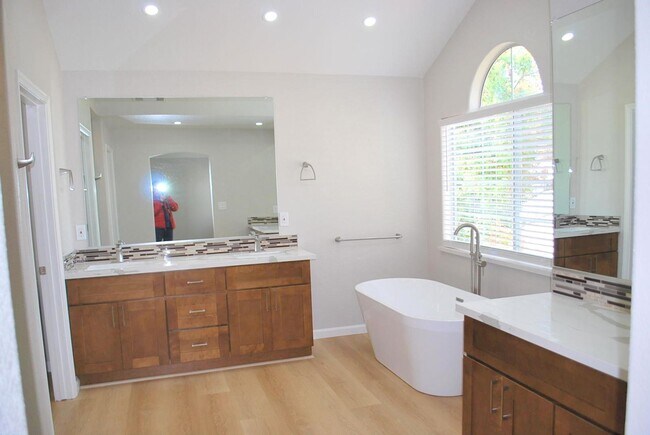 Building Photo - NEW PRICE ! Updated Detached Home in Gated...