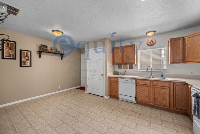 Building Photo - 703 Ry Ln