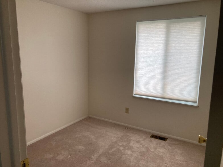 Building Photo - 585 Meadowview Ln