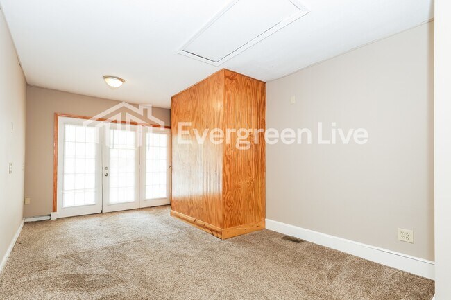 Building Photo - 304 Applegate Rd