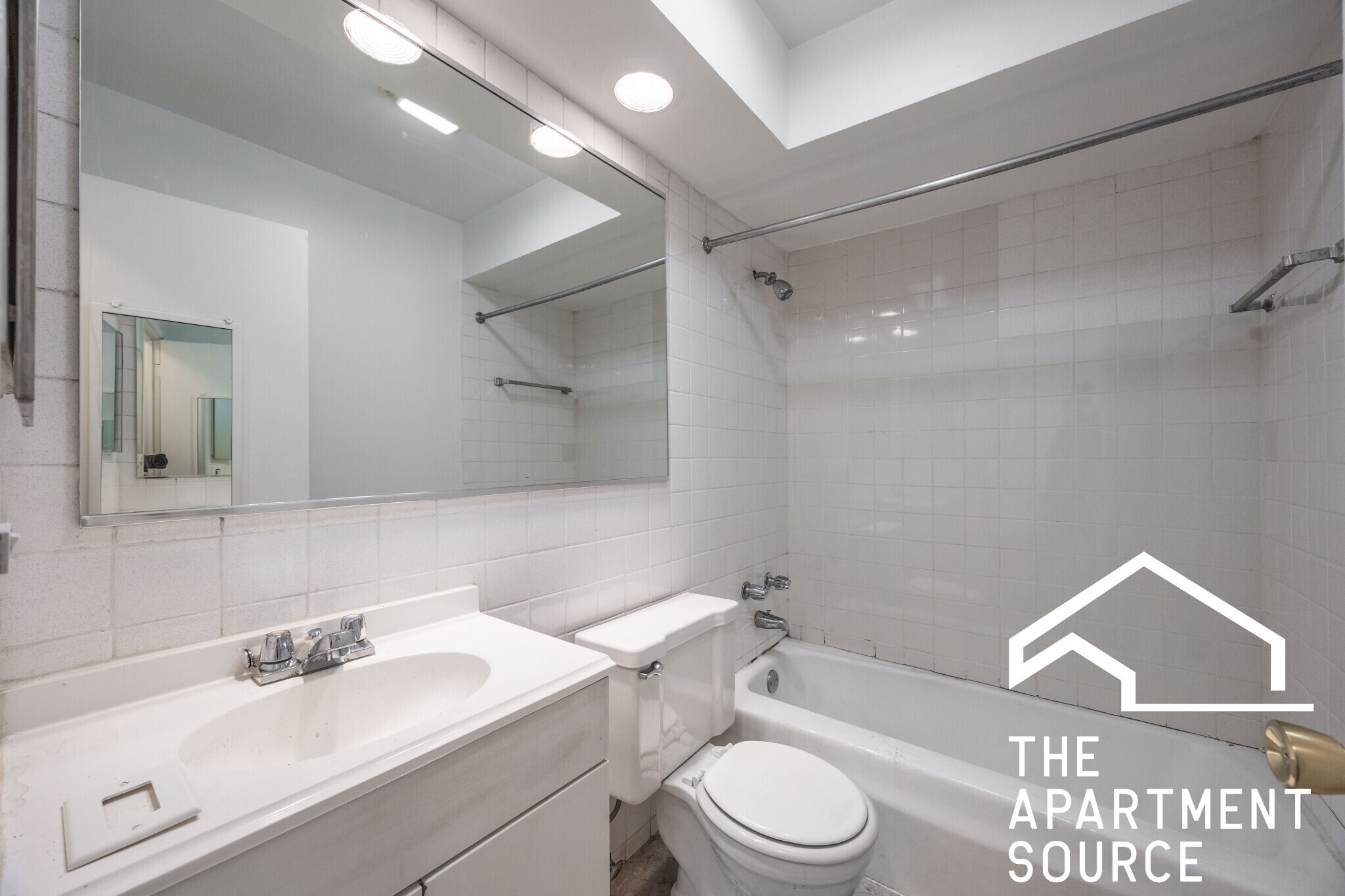 Building Photo - 540 W Roscoe St