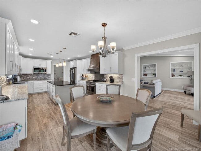 Building Photo - 724 NW Spruce Ridge Dr