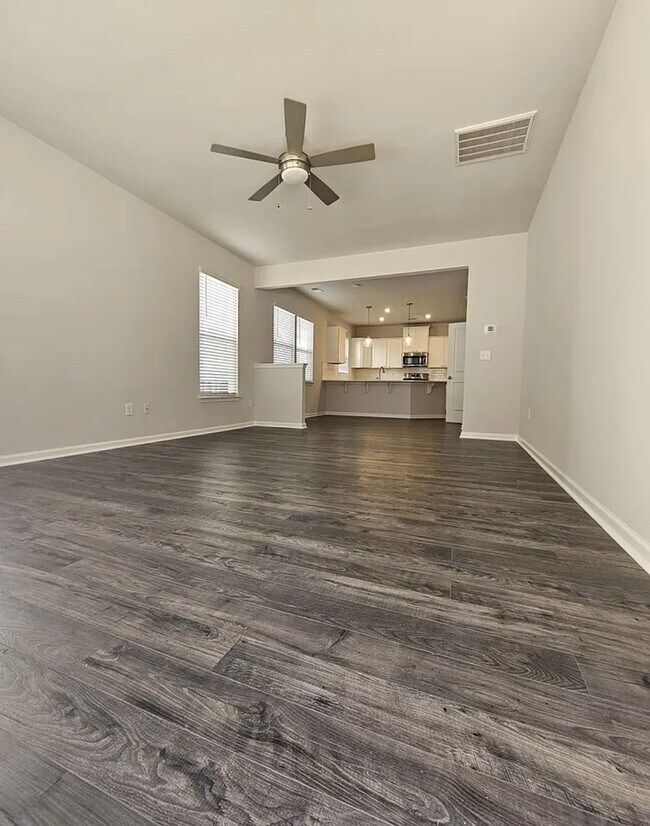 Building Photo - Very Spacious Townhome Available For Move In March 2026