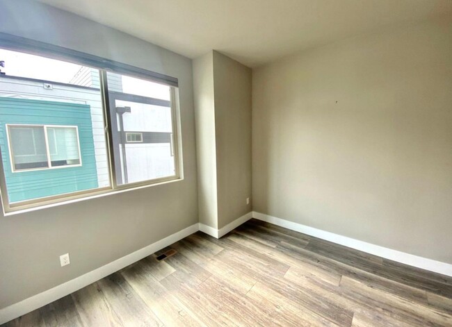 Building Photo - Sleek 3 Bedroom Townhome - Lincoln Park