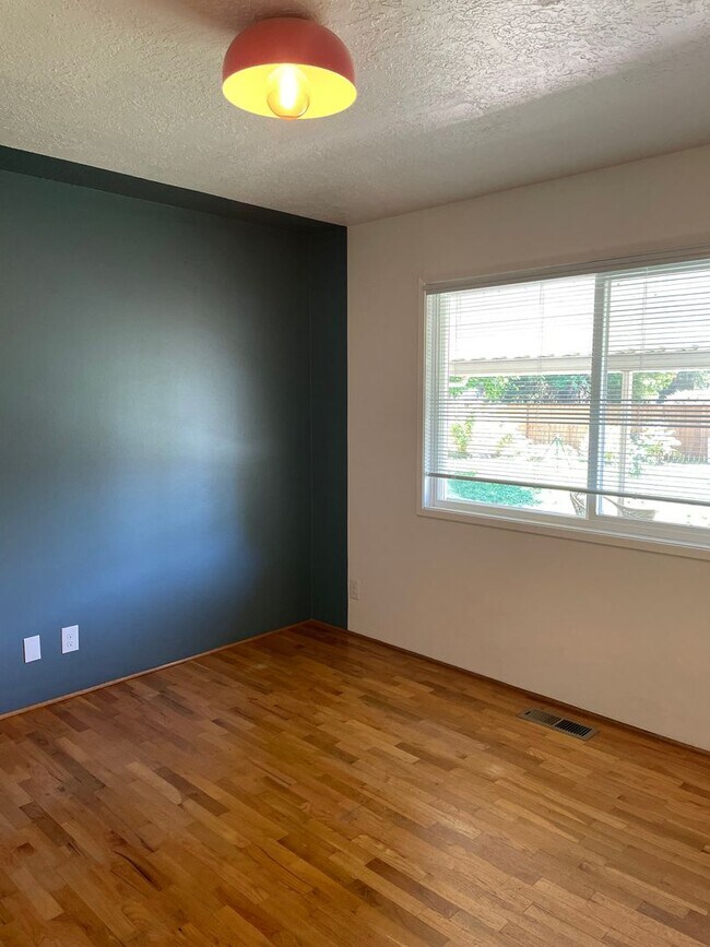 Building Photo - East Medford 3 Bedroom 2 Bathroom