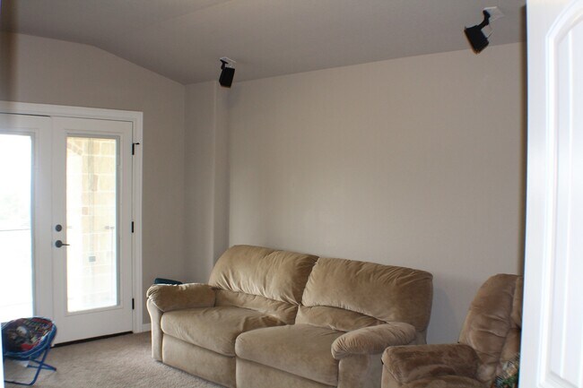 Building Photo - Beautiful spacious rental with fabulous up...