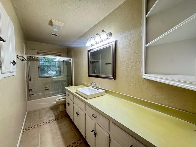 Building Photo - 905 Rambling Oaks Dr