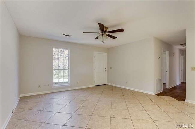 Building Photo - Nice 3 Bed 1.5 Bath Available Now! Call To...