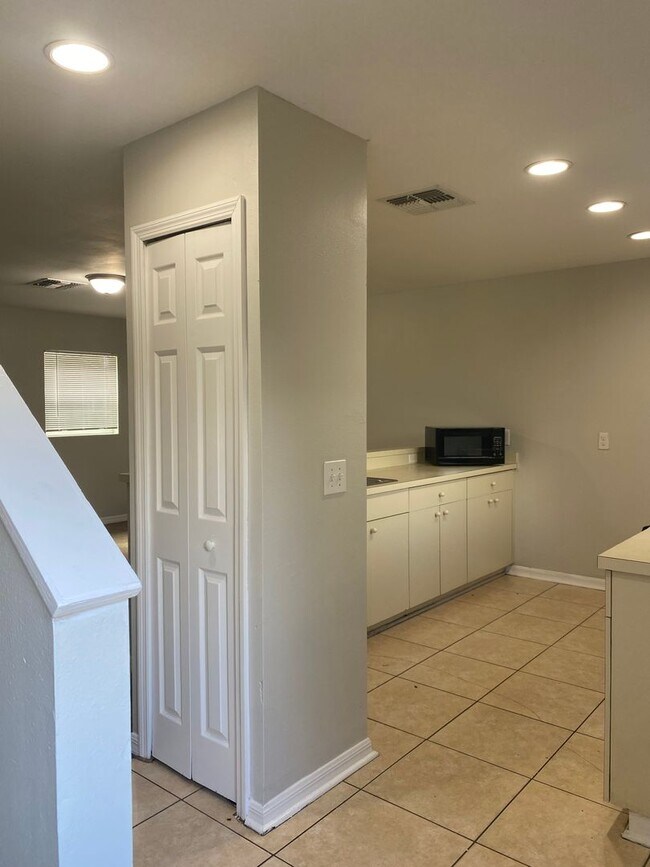 Building Photo - Spacious 2 bedroom, 2 bath duplex located ...