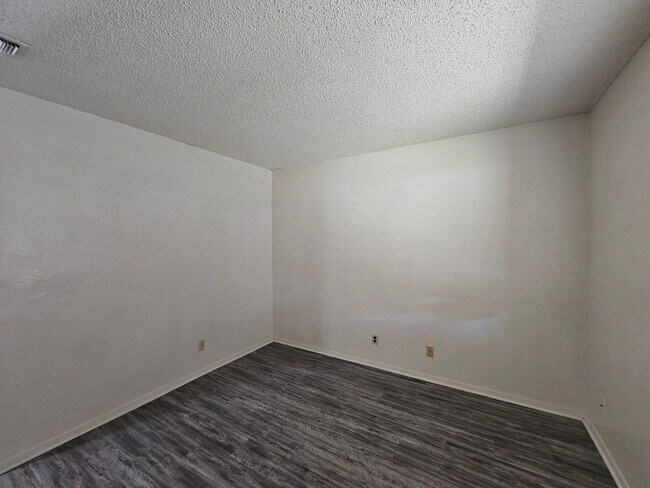 Building Photo - 2106 Wheeler Ave