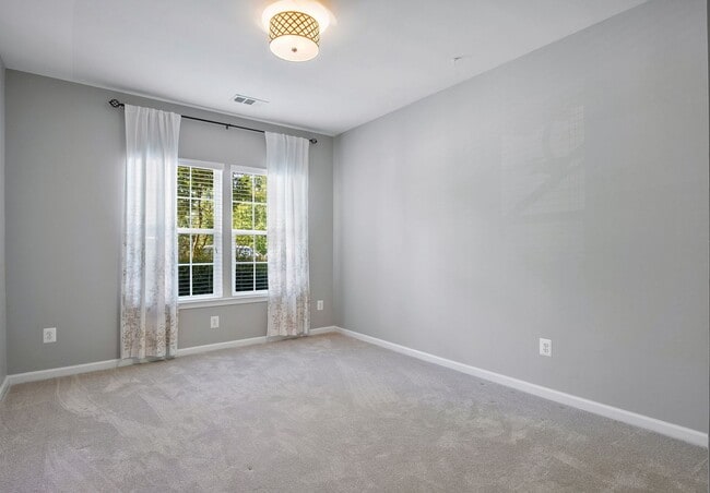 Building Photo - Stunning, Spacious 2 Bedroom Condo in Midl...