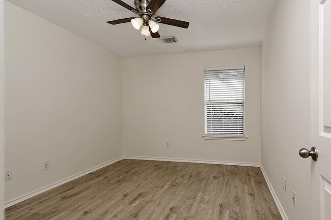 Building Photo - 222 Blushwood Pl