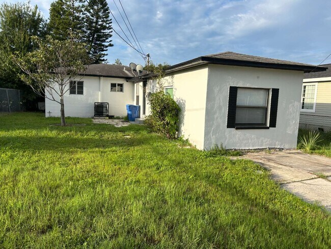 Building Photo - "Charming 3-Bedroom Home in St. Petersburg with Spacious 1,199 Sq Ft Layout!"