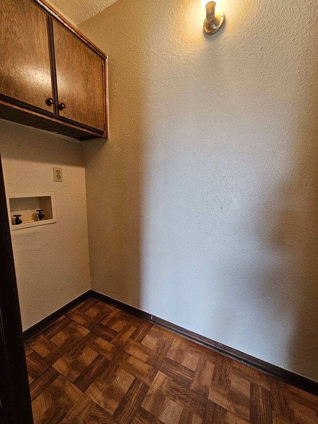 Building Photo - West Norman Duplex Avail NOW!