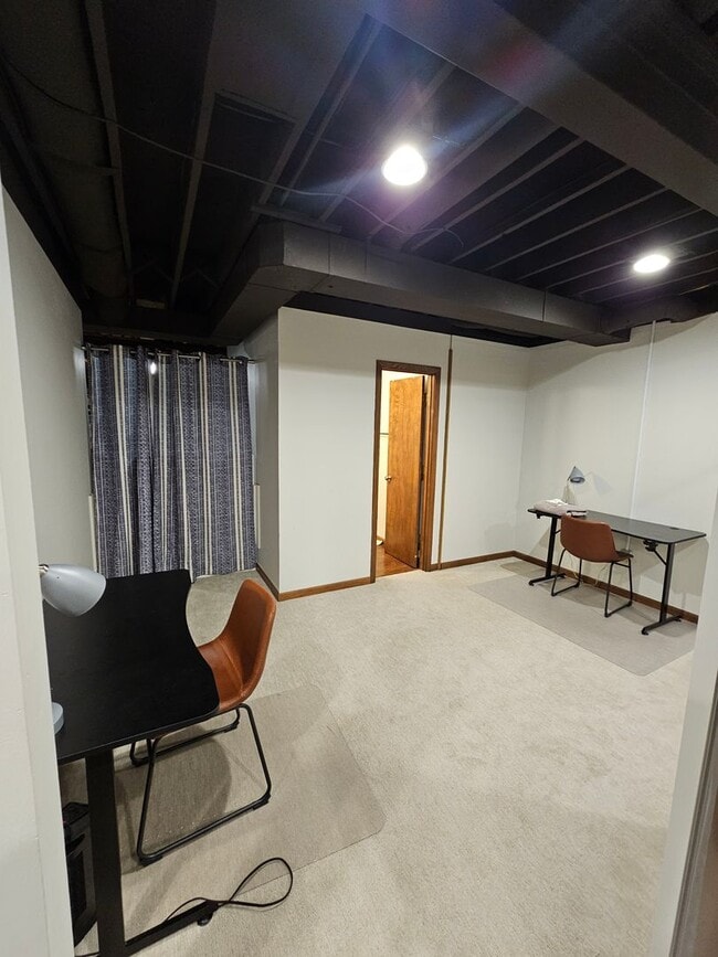 Building Photo - Remarkable 5 Bedroom Home For Rent in Mentor