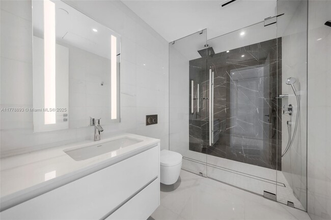 Building Photo - 300 Biscayne Blvd Way