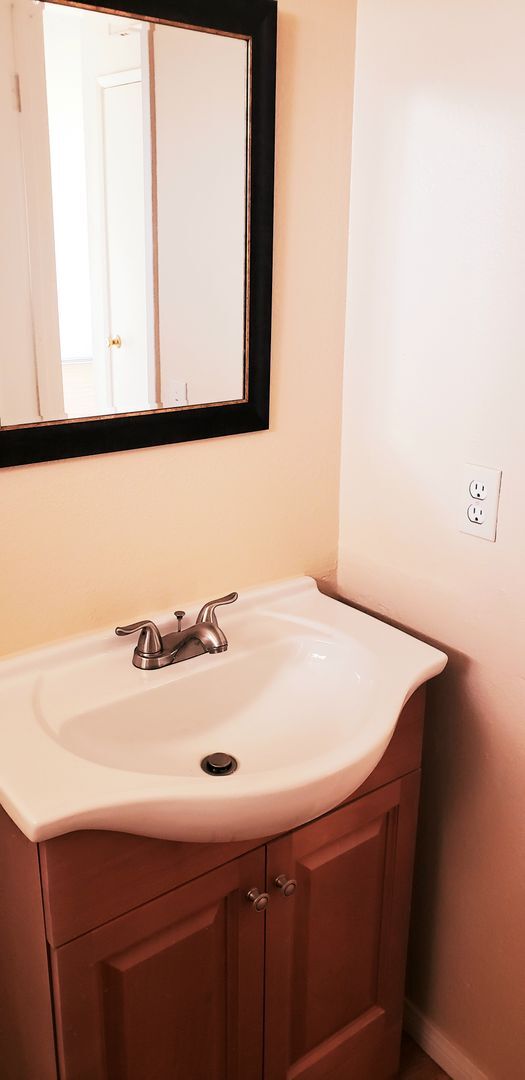 Building Photo - 3 Bedroom 2  Bath home with Garage in the heart of JT!!