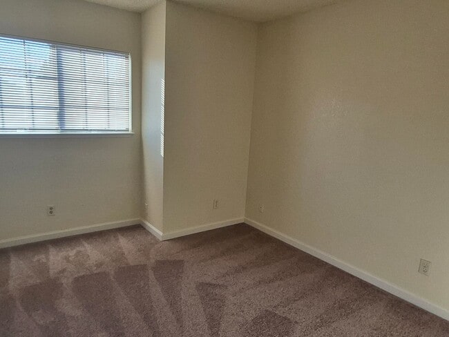 Building Photo - 3 bedroom 2.5 bath home