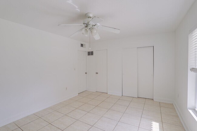 Building Photo - 121 S Triplet Lake Dr