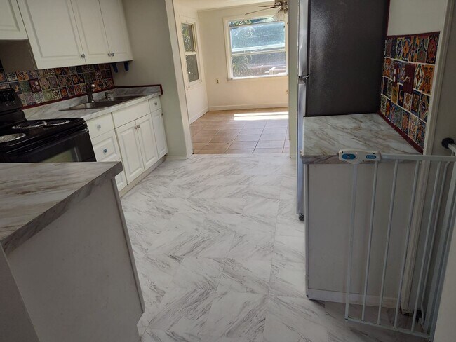 Building Photo - Quaint 2 bedroom 1 bath home with Florida Room in Hudson