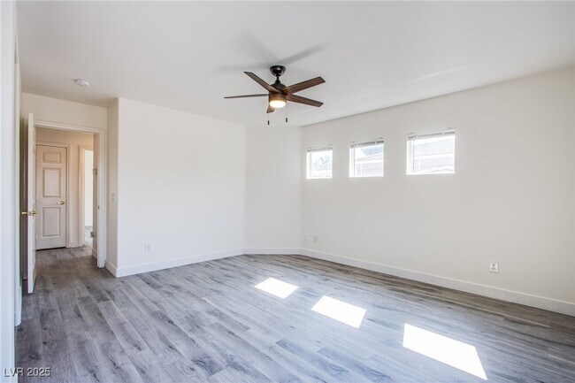 Building Photo - 10537 Redwood Ash Ave