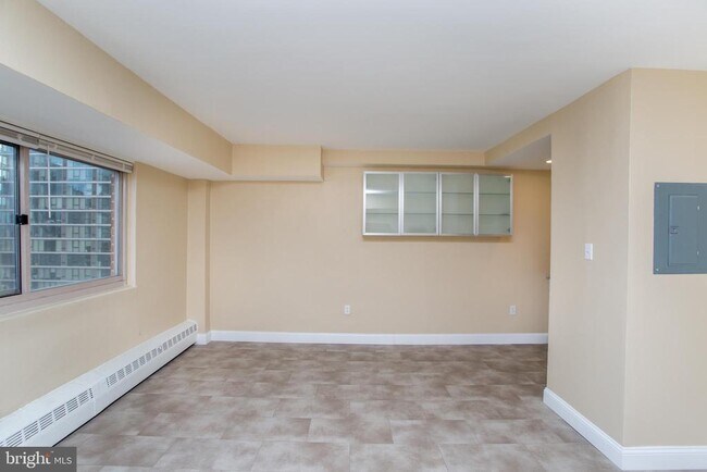 Building Photo - 2101 Chestnut St