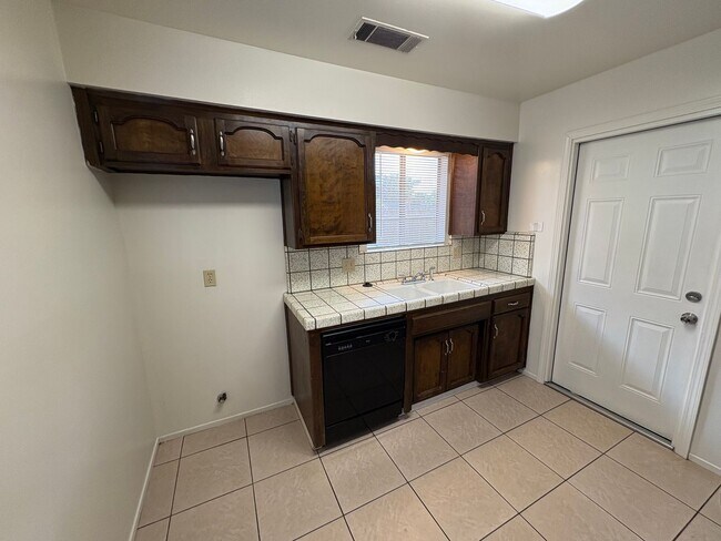 Building Photo - SW Visalia Home Available Now!