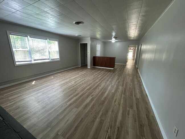 Building Photo - 1824 E Kanesville Blvd