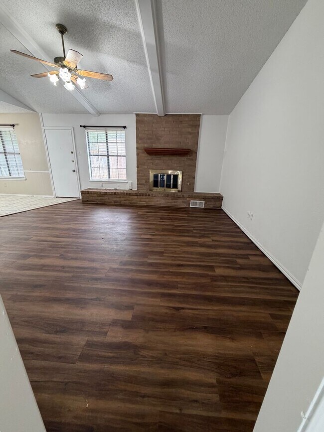Building Photo - Well-maintained 3-bedroom, 2-bath home