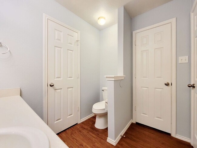 Building Photo - Charming 3/BR 2/BA Single-Level Home in Le...
