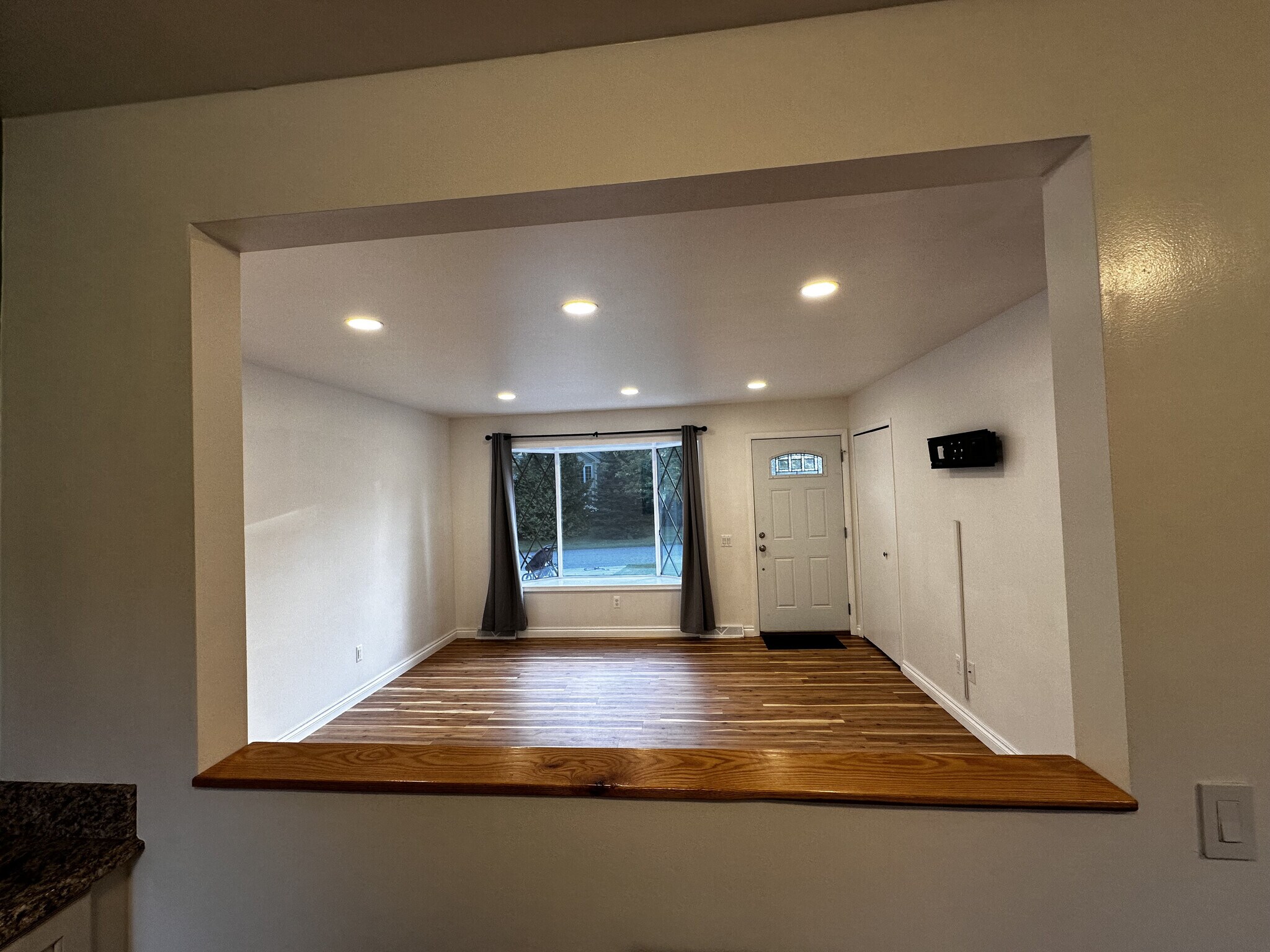 Building Photo - 3589 Knollview Ave